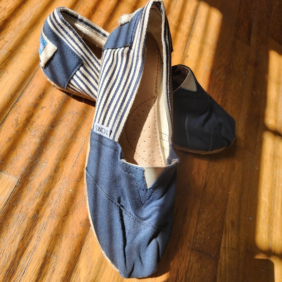 ✨️🍁🍂✨️TOMS slip on shoes. Navy with navy/white stripe. Size 8 - Picture 3 of 11